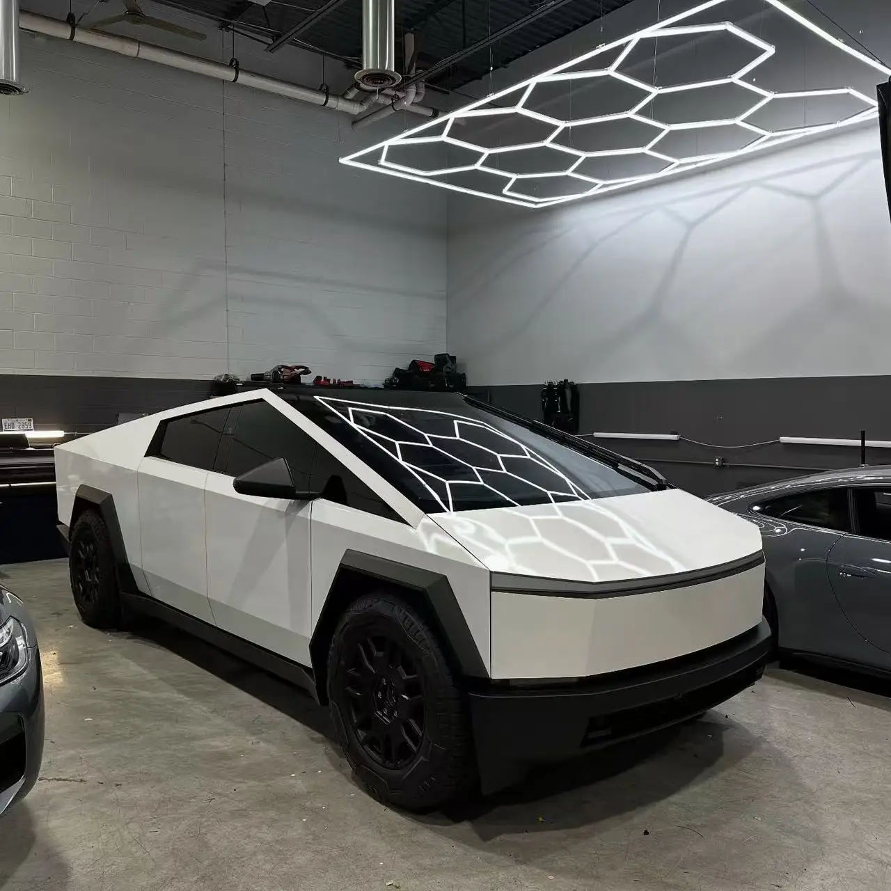

Производитель OEM продает виниловую пленку для оклейки автомобилей, глянцевую белую ПЭТ-пленку для кузова автомобиля, наклейки на кузов для Cybertruck