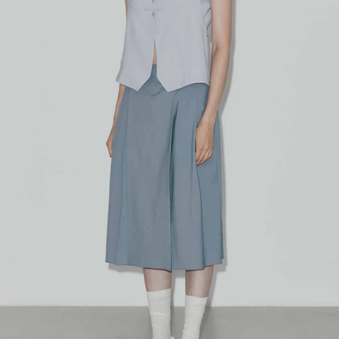 Spodnie damskie 7/8 z wysokim stanem, plisowane, szerokie nogawki, styl casual, kolekcja wiosna/lato 2025.