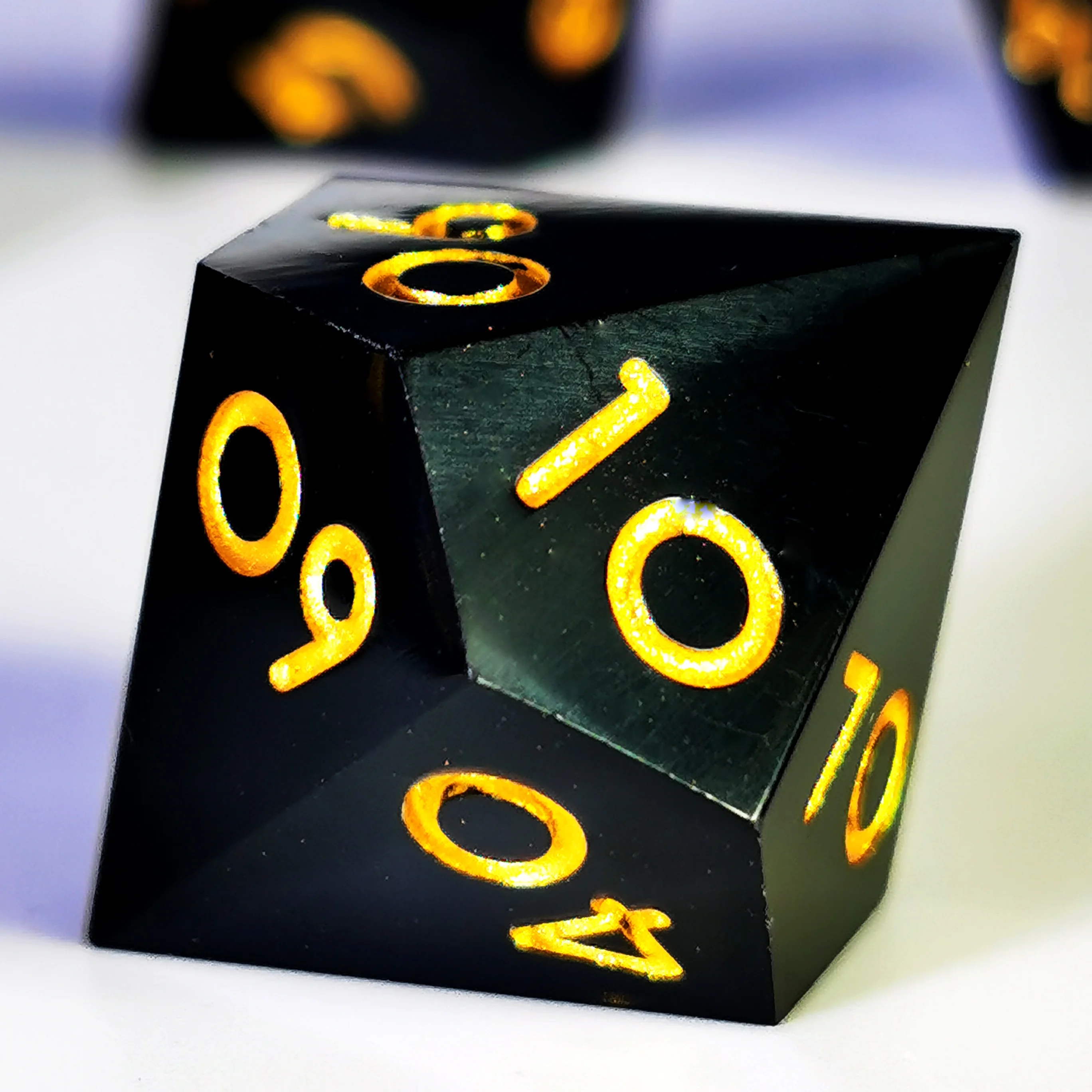 Zestaw kości DnD Czarna żywica ze złotymi cyframi - 7 kości wielościennych do gier RPG Dungeons and Dragons