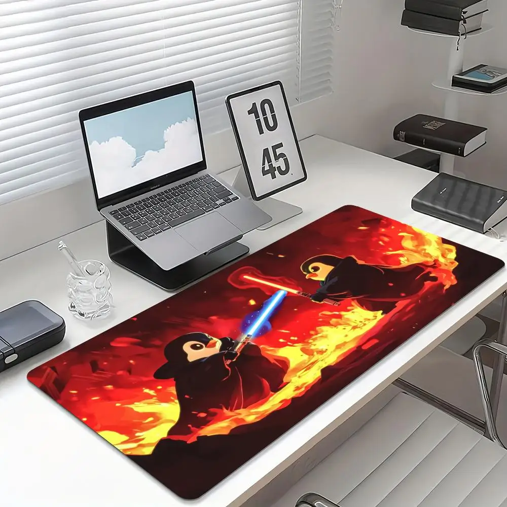 Simpatico pinguino battaglia anime Mouse Pad Tappetino da scrivania Tappetini da gioco XXL Accessori per PC Tappetini di espansione per tastiera Tappetino da ufficio in gomma antiscivolo
