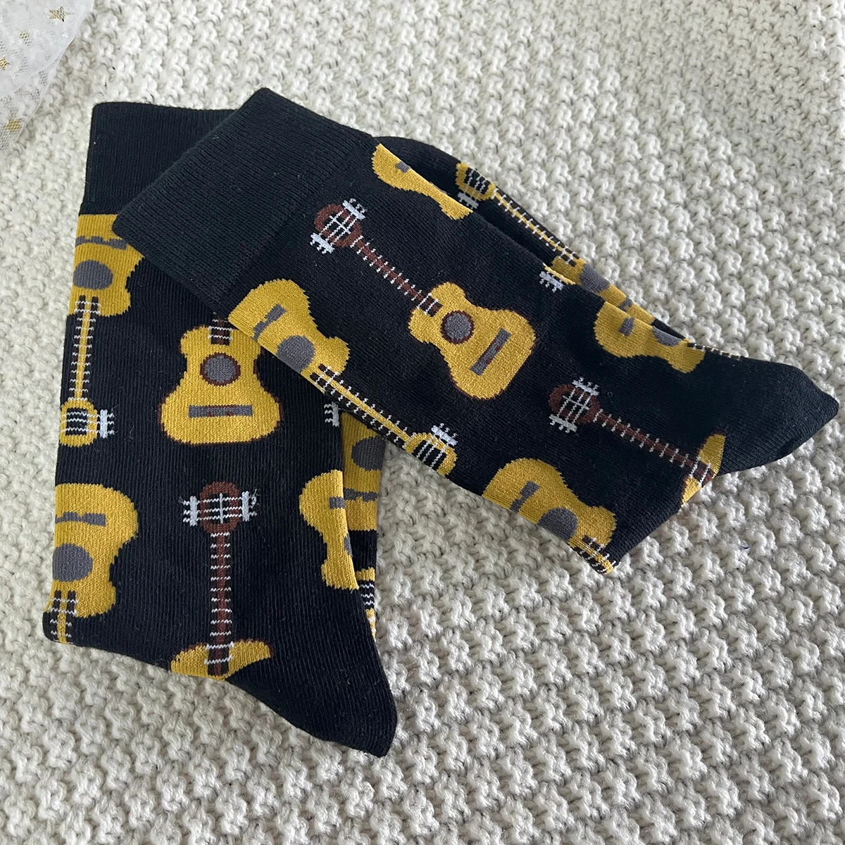 1 Pairs Unisex Classic Acoustic Guitar Pattern Fahion Trendy Comfy Mid Tube Socks Suit In All Seasons