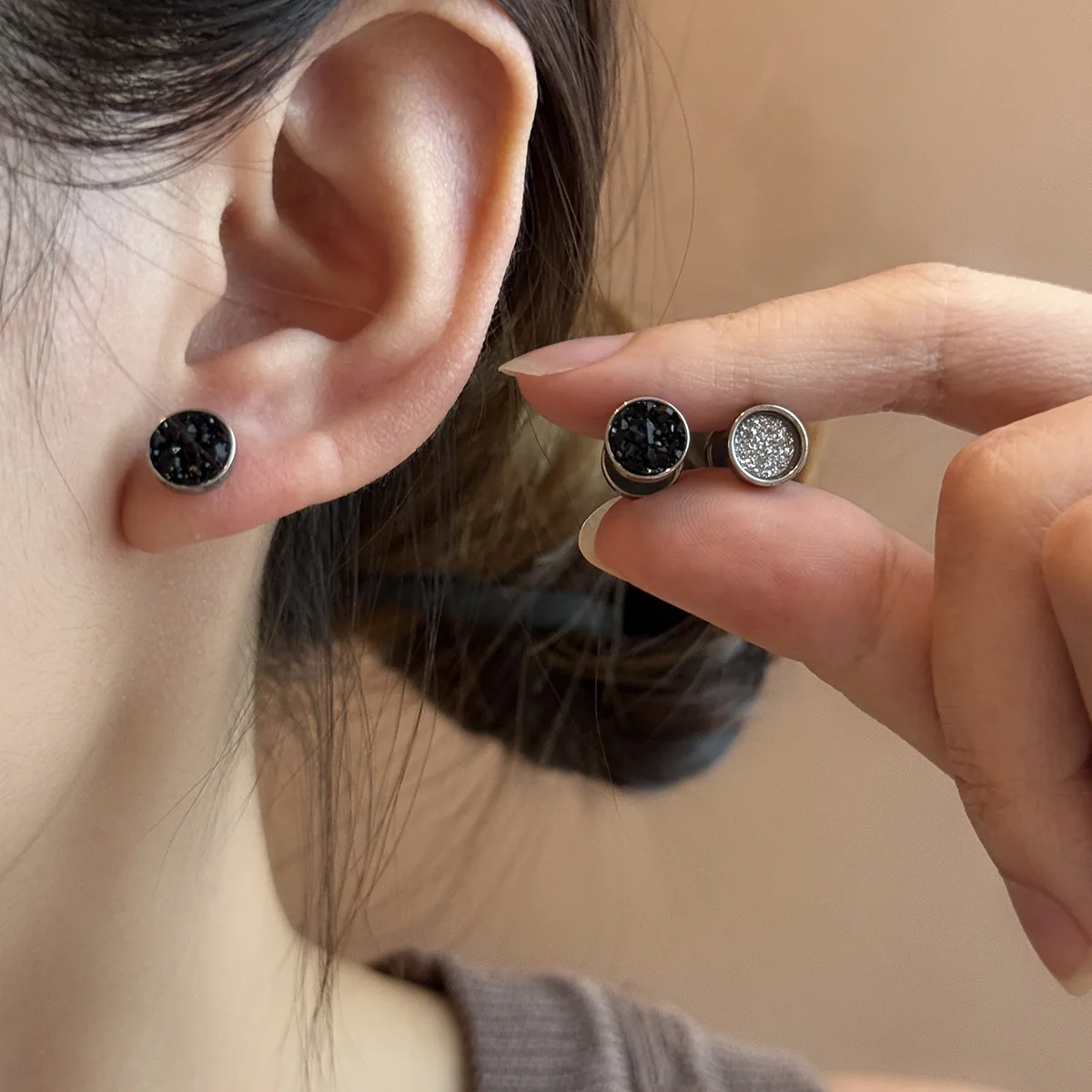 A pair  made of medical-grade steel, in a punk style, featuring a simple and fashionable black and white mineral titanium steel neutral design. They are low in sensitivity and do not fade easily. They are suitable for daily gatherings