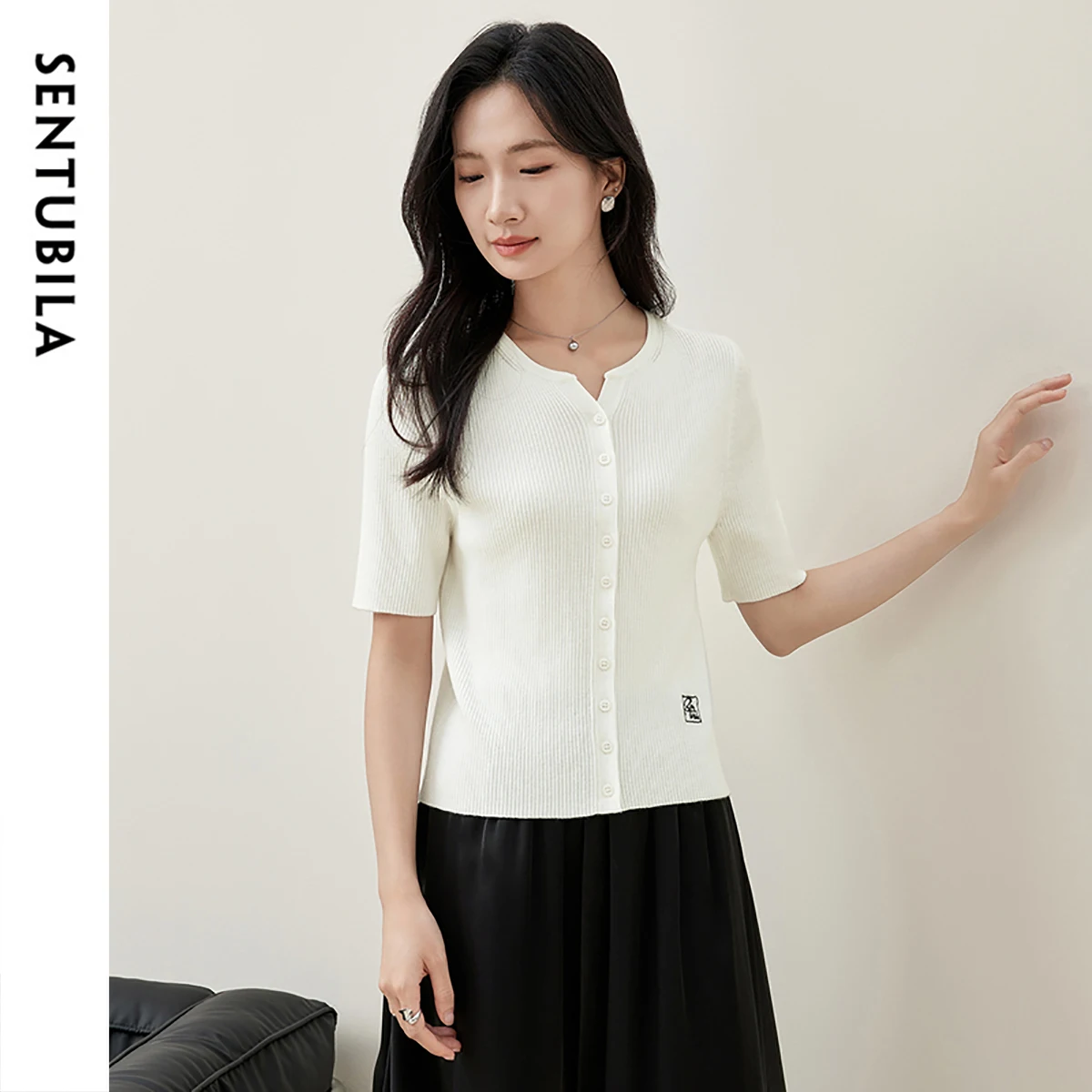 

SENTUBILA летний белый вязаный кардиган женский 2025 приталенный шерстяной топ с короткими рукавами и вышивкой на пуговицах W51H58342