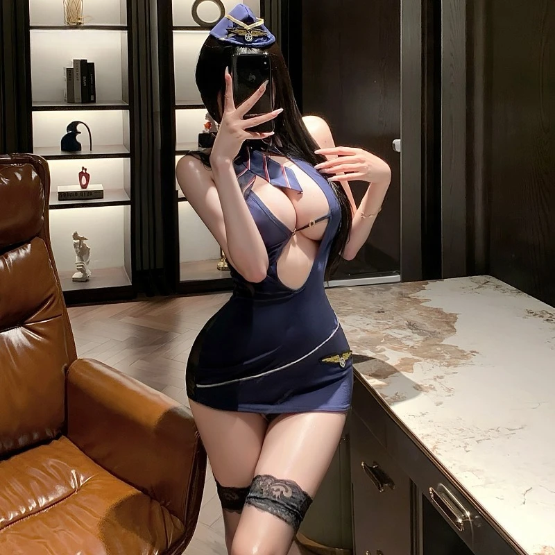 見せる「間」を作る キャビンアテンダント風 カットアウトワンピース