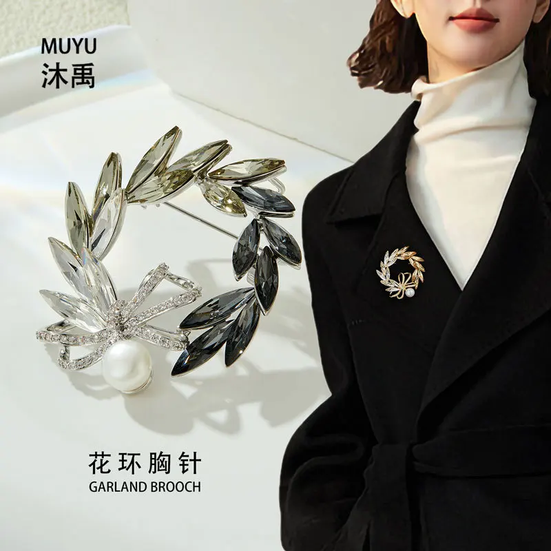 Fashionable luxury crystal wreath brooch