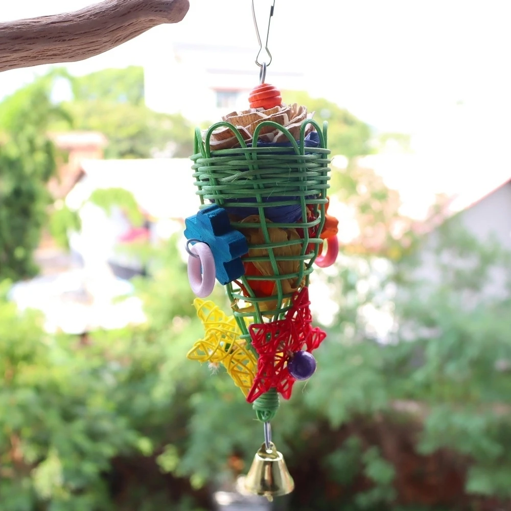 Rattan-Geflecht-Vogel-Futterspielzeug, Papageien-Knabberspielzeug mit Glocke, Hängendes Vogelkäfig-Zubehör für Wellensittiche, Nymphensittiche, Conuren – Detail 6