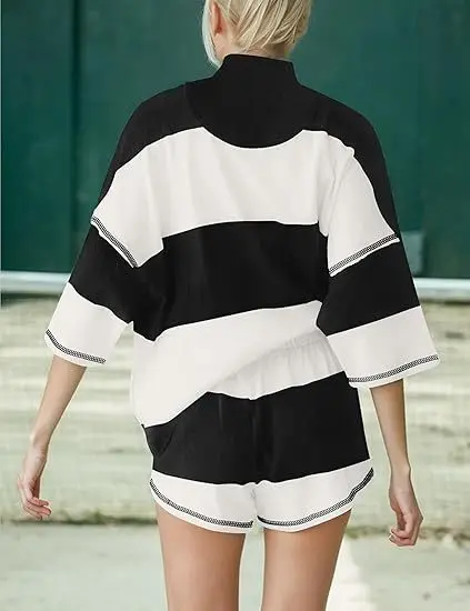 2026 Nuovo Trendy da donna Casual e confortevole Versatile a righe a mezza manica Top Pantaloncini Stile sportivo Set a due pezzi per le donne