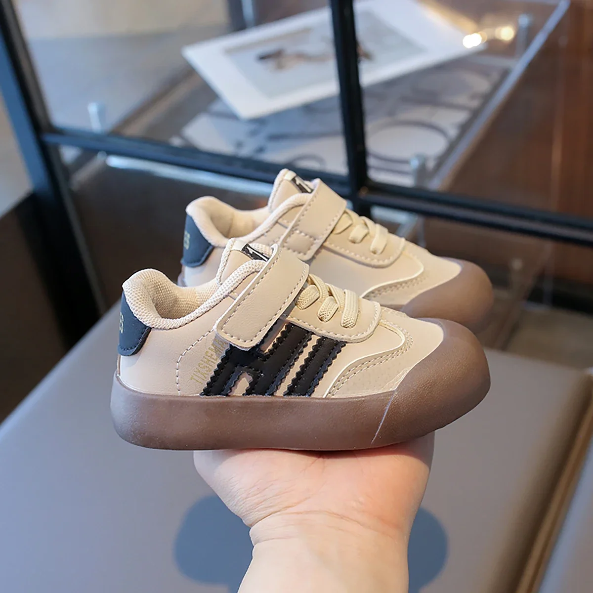 حذاء أطفال للبنات 2025 ربيع خفيف الوزن للأولاد مدرسة غير قابل للانزلاق أحذية رياضية للجري للأطفال أحذية تنس كاجوال ناعمة