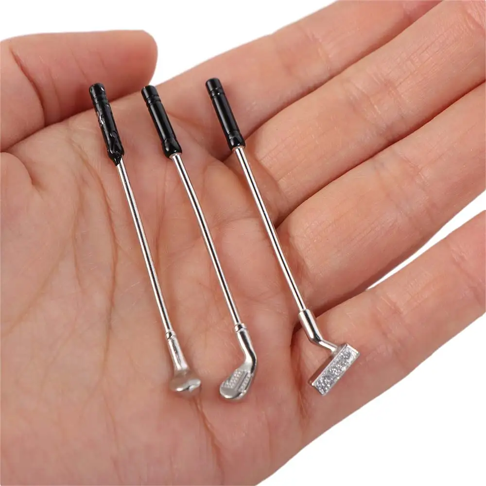 

Миниатюрный гольф-набор для кукольного домика: реалистичная модель гольф-клуба и газона, мини-мячи для гольфа, масштабы 1/6 и 1/12