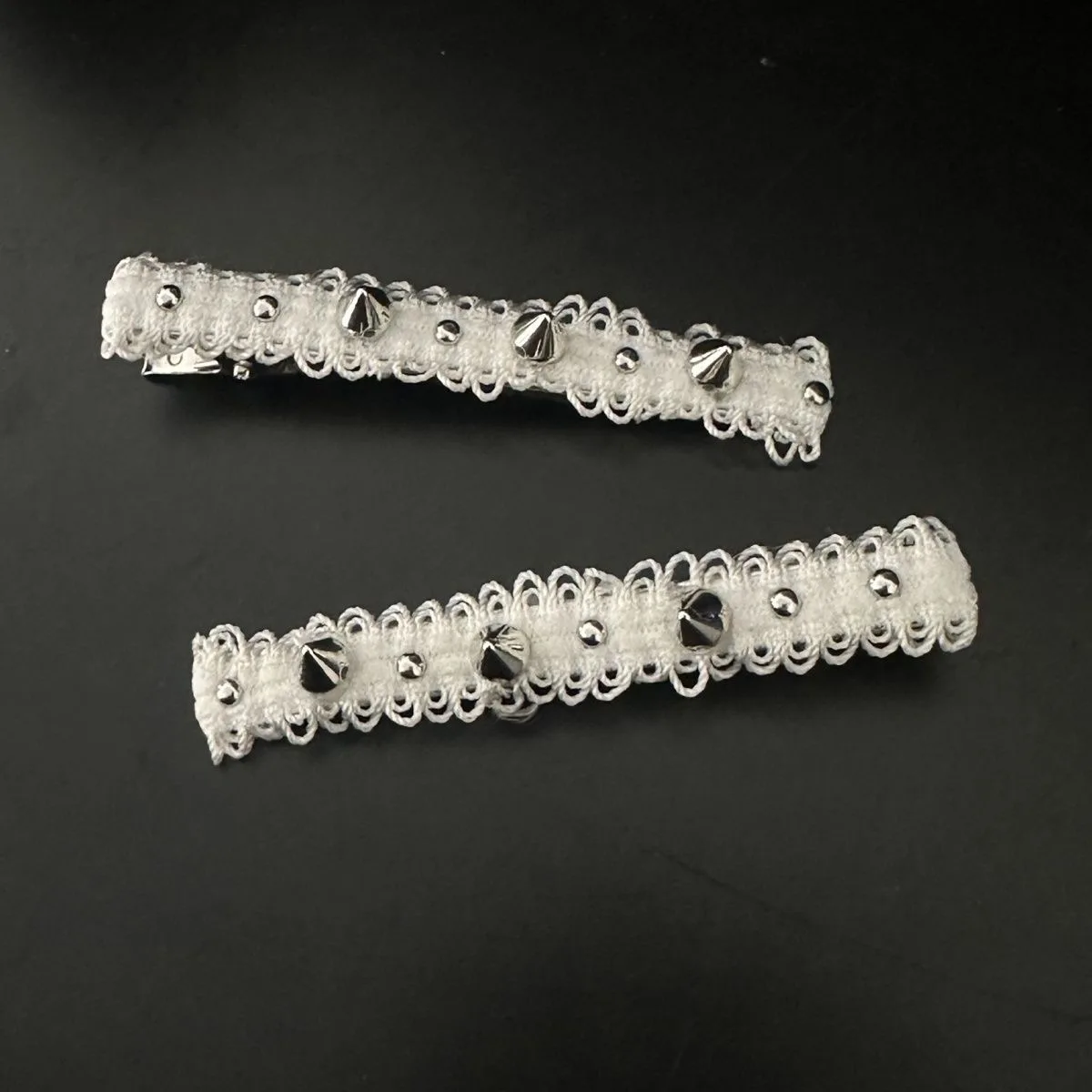 Y2K التصميم الأصلي أسود أبيض برشام الدانتيل مشبك شعر الانفجارات كليب الشرير ثقافة فرعية القوطية الجانب كليب لوليتا إكسسوارات الشعر