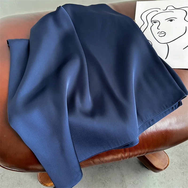 Sciarpa di seta di lusso blu scuro Sciarpe morbide e lisce da donna Avvolgere la testa Hijab Silenziatore all'aperto Scialle lungo Asciugamano da spiaggia