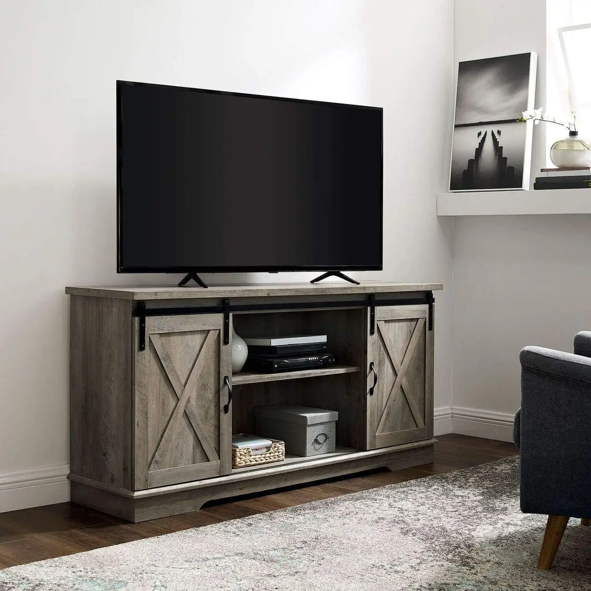 Hawkeye-Modern Farmhouse porta de celeiro deslizante para TV, Grey Wash, TV Stand para TVs de até 65 ", 58"