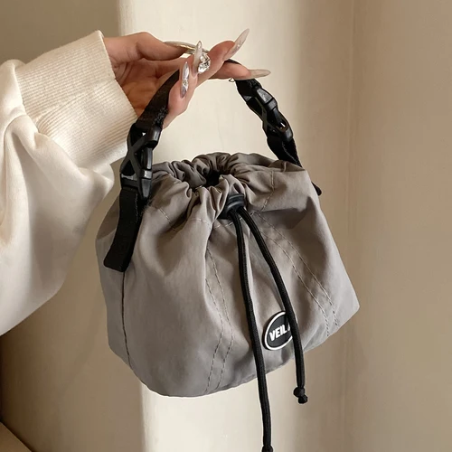 미니 워터 백 스타일 휴대용 소프트 가방 크로스바디 가방 나일론 끈 드로스트랩 여성용 미니 워터 백 물통 가방