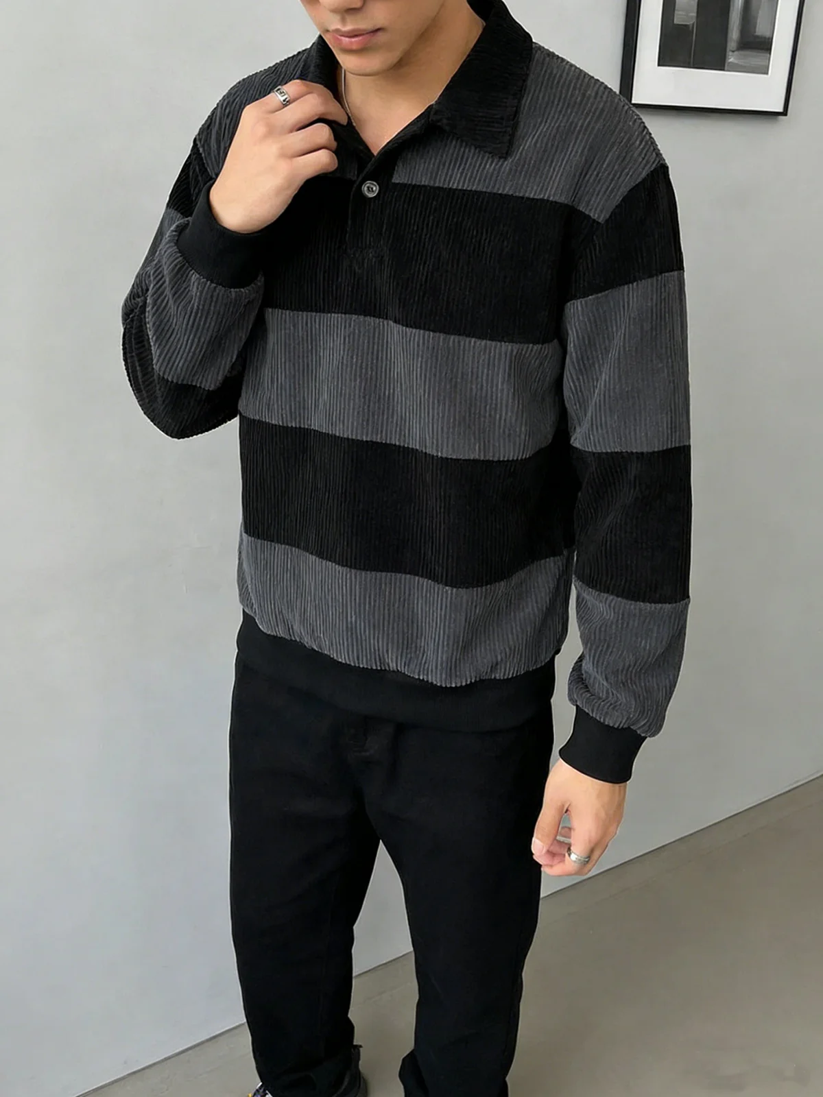 Retro-Farbkombination, gestreiftes Piqué-Polohemd mit langen Ärmeln, lockere Passform, überschnittene Schultern, Strickoberteil, amerikanischer Streetwear-Stil, lässiges Oberteil für den Alltag.