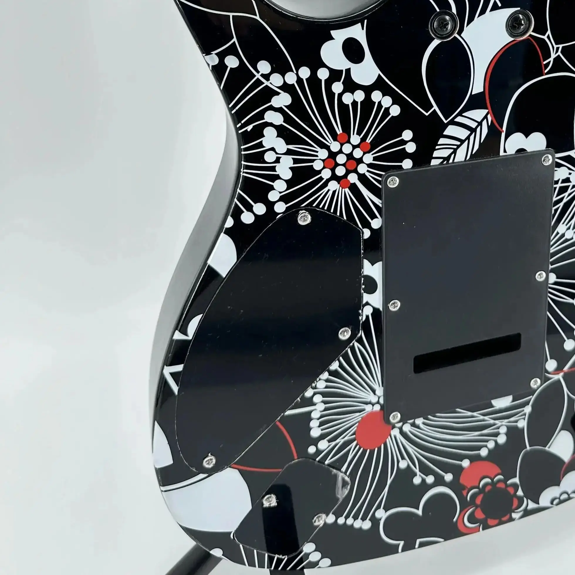 جيتار كهربائي أسود مع زهور بيضاء - عرض الصورة الجسدية - جسم خشبي - لوح فريتس من الخشب الأحمر - هدية تحت عنوان الجيتار - شحن مجاني #2