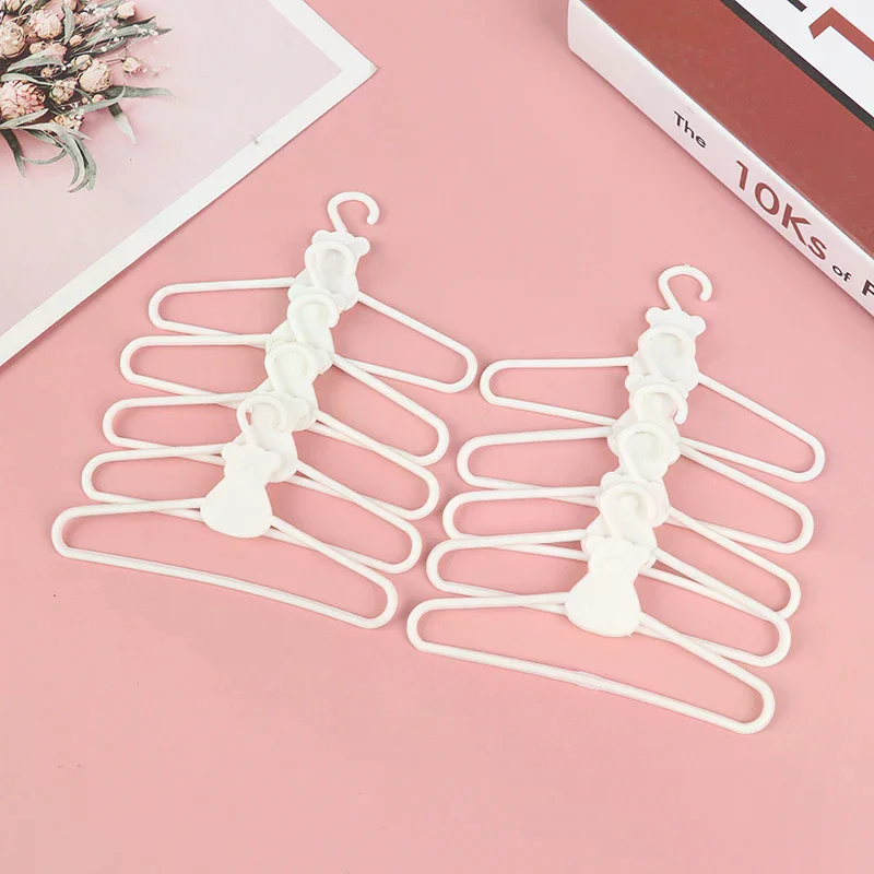 

10 шт. миниатюрных белых пластиковых вешалок для кукол с зажимами для одежды и аксессуаров для гардероба кукол