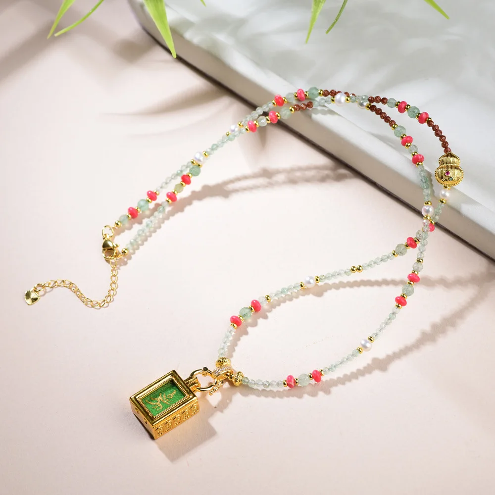 

Vintage Green Strawberry Crystal Thangka Square Pendant Necklace Women's Niche Natural Stone Light Luxury Clavicle Chain Gift