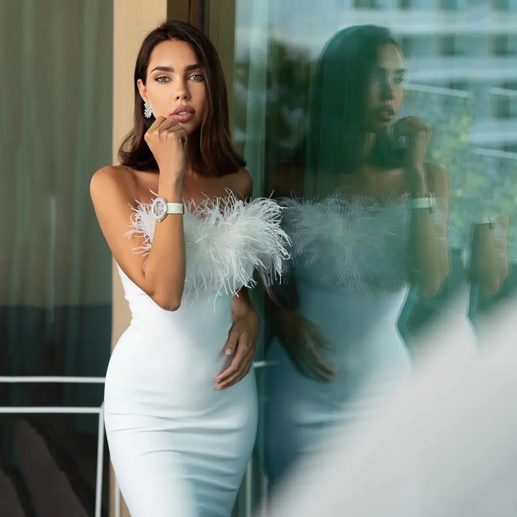 เดรสทรงเข้ารูปสไตล์ยุโรปและอเมริกาสำหรับสาวๆ ประดับขนนก ช่วงเอวเข้ารูป ช่วงสะโพกกระชับ เหมาะสำหรับใส่ไปทำงาน