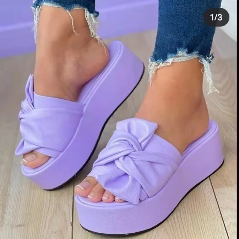 Zapatillas de playa de suela gruesa para mujer, pantuflas de una línea con lazo de pastel de esponja de color sólido, estilo europeo y americano