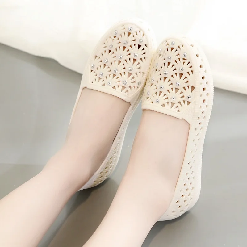 Flat Nurse Shoes Summer White Plastic Sandal for Women Soft Soles Mother Shoes for Women Flat Diamond Beach Shoes Rain Shoes