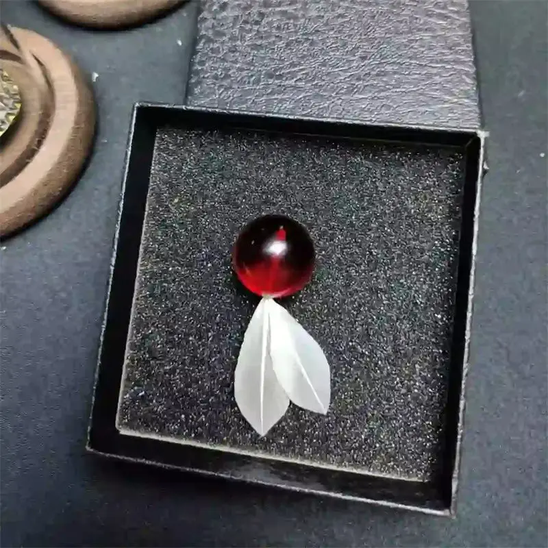 

Fashion Personality Red Beads Feather Pendant Necklace for Women Men Elegant Mysterious Charm Necklace Jewelry Accessories Gifts