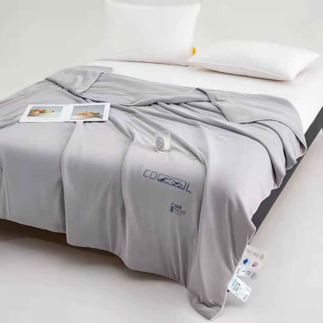 

Ice cream cool silk summer air-conditioning quilt, washable and machine washable, skin-friendly and soft summer thin quilt