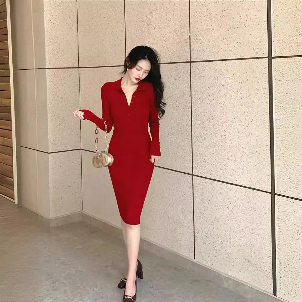 Sukienka w stylu Hong Kong, model 6439, kolekcja Jesień-Zima 2025, z kołnierzykiem, odkrytymi ramionami, dopasowana, podkreślająca figurę.