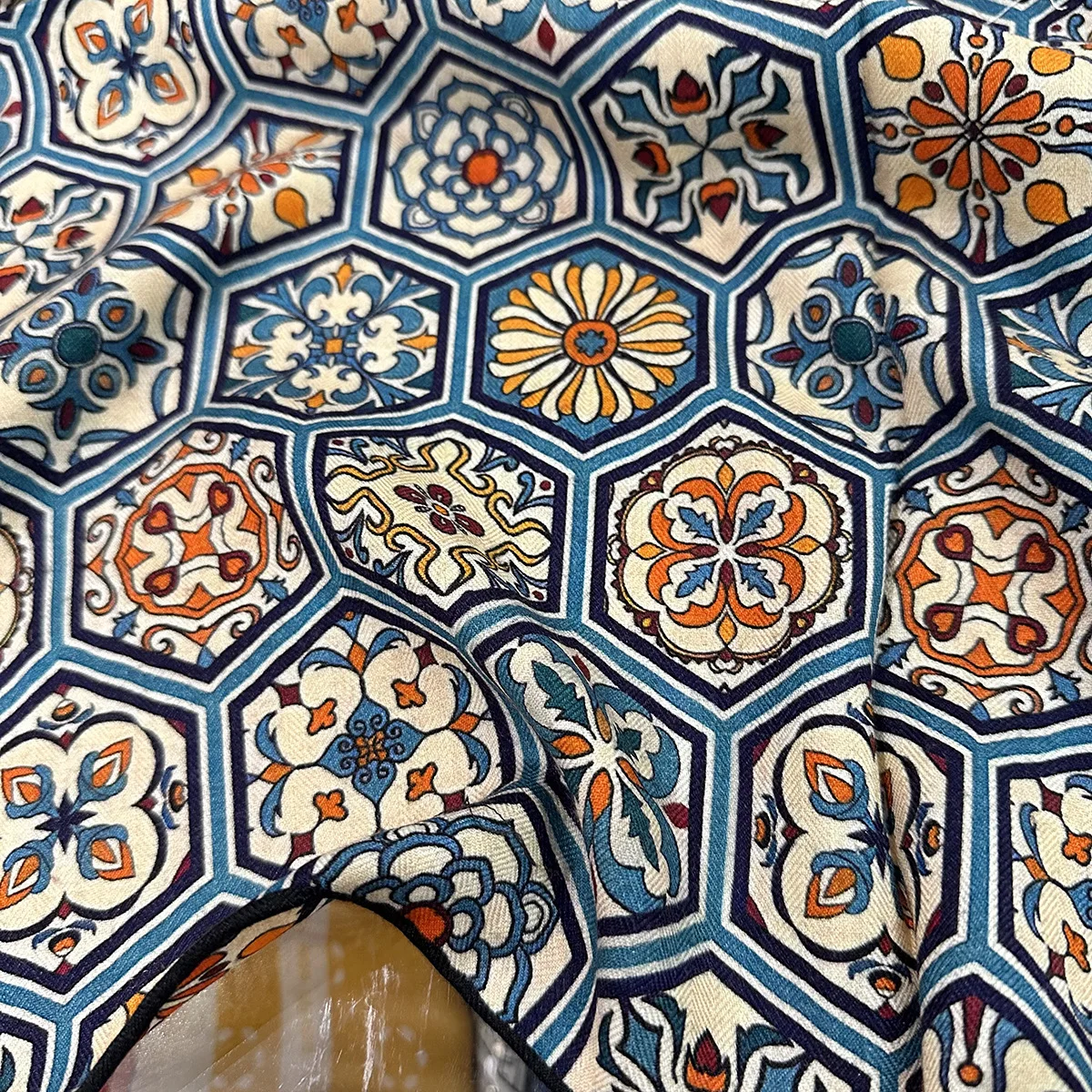 وشاح من الصوف الحريري المطبوع على الوجهين للنساء، مطبوع على الوجهين للخريف/الشتاء دافئ وأنيق أنيق شال لتدفئة الرقبة مربع