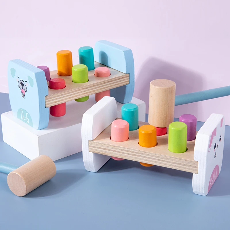 Le jouet de frappe coloré en bois comprend des chevilles colorées assorties et un marteau en bois Les enfants ont un marteau explosif