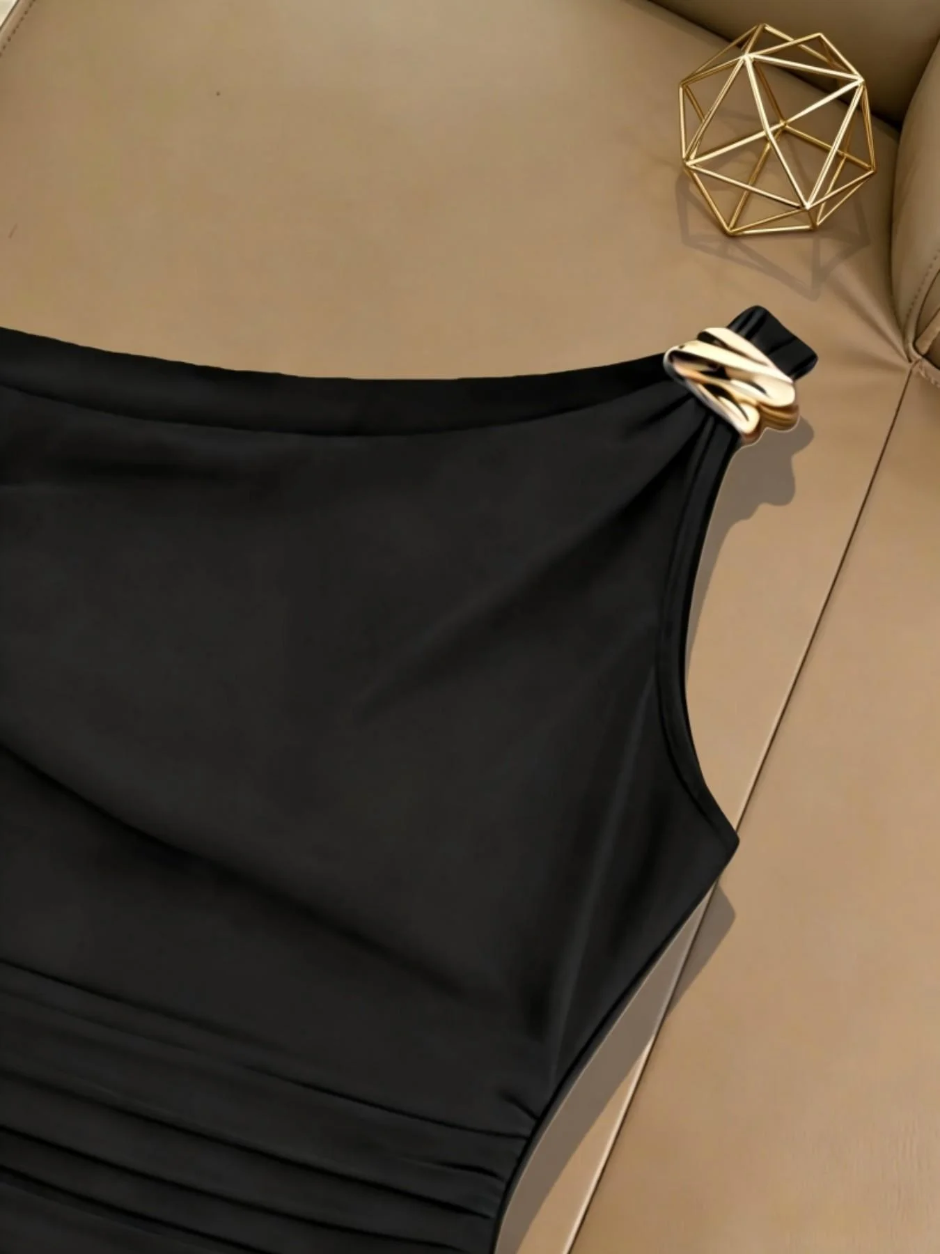Damen One-Shoulder Bodysuit mit Metallbeschlägen, geraffter Taille, schmaler Passform, figurbetonter Jumpsuit, lässige Club- und Alltagskleidung, Streetwear-Oberteil – Detail 5