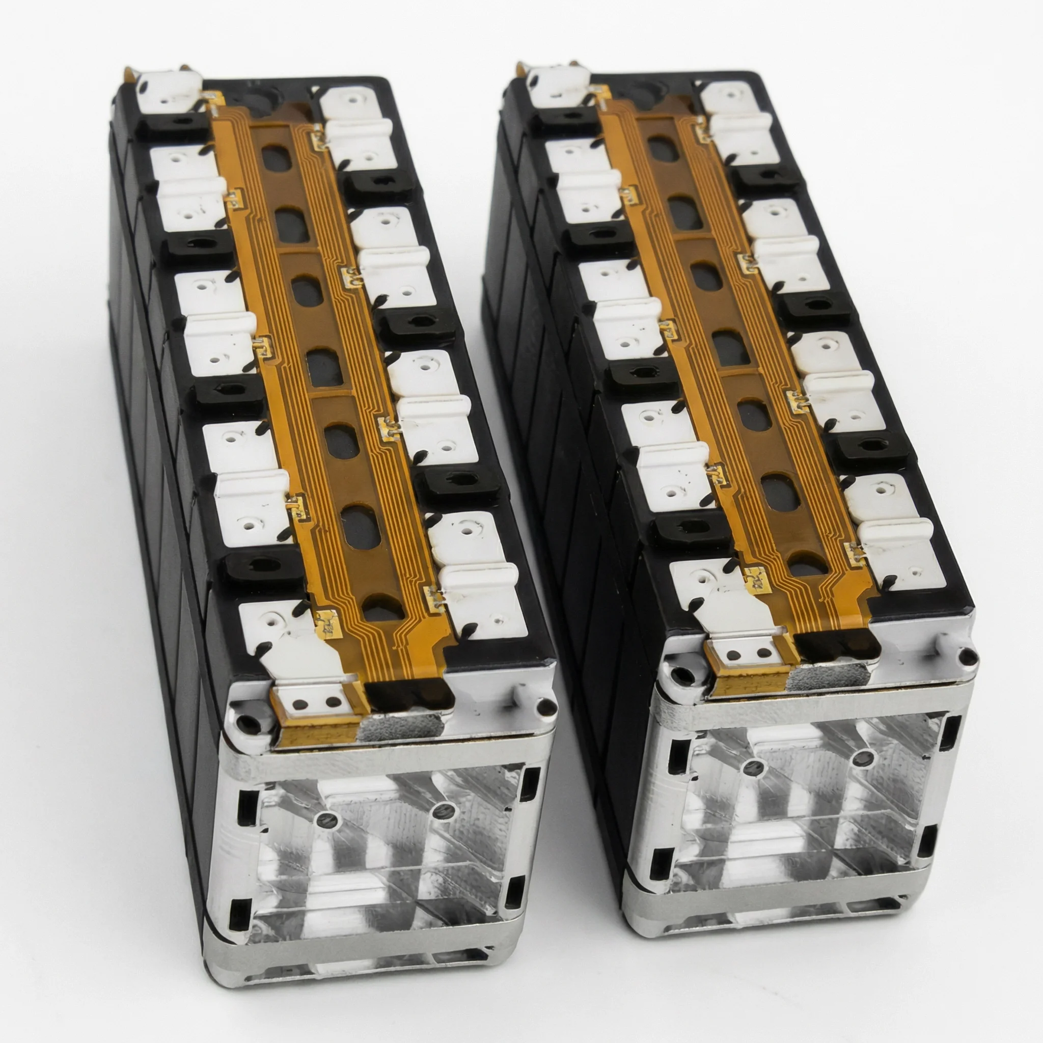 

Усиленная конструкция тяжелых шинопроводов с виброустойчивостью до 10G, система контактного соединения для аккумуляторных блоков коммерческого транспорта