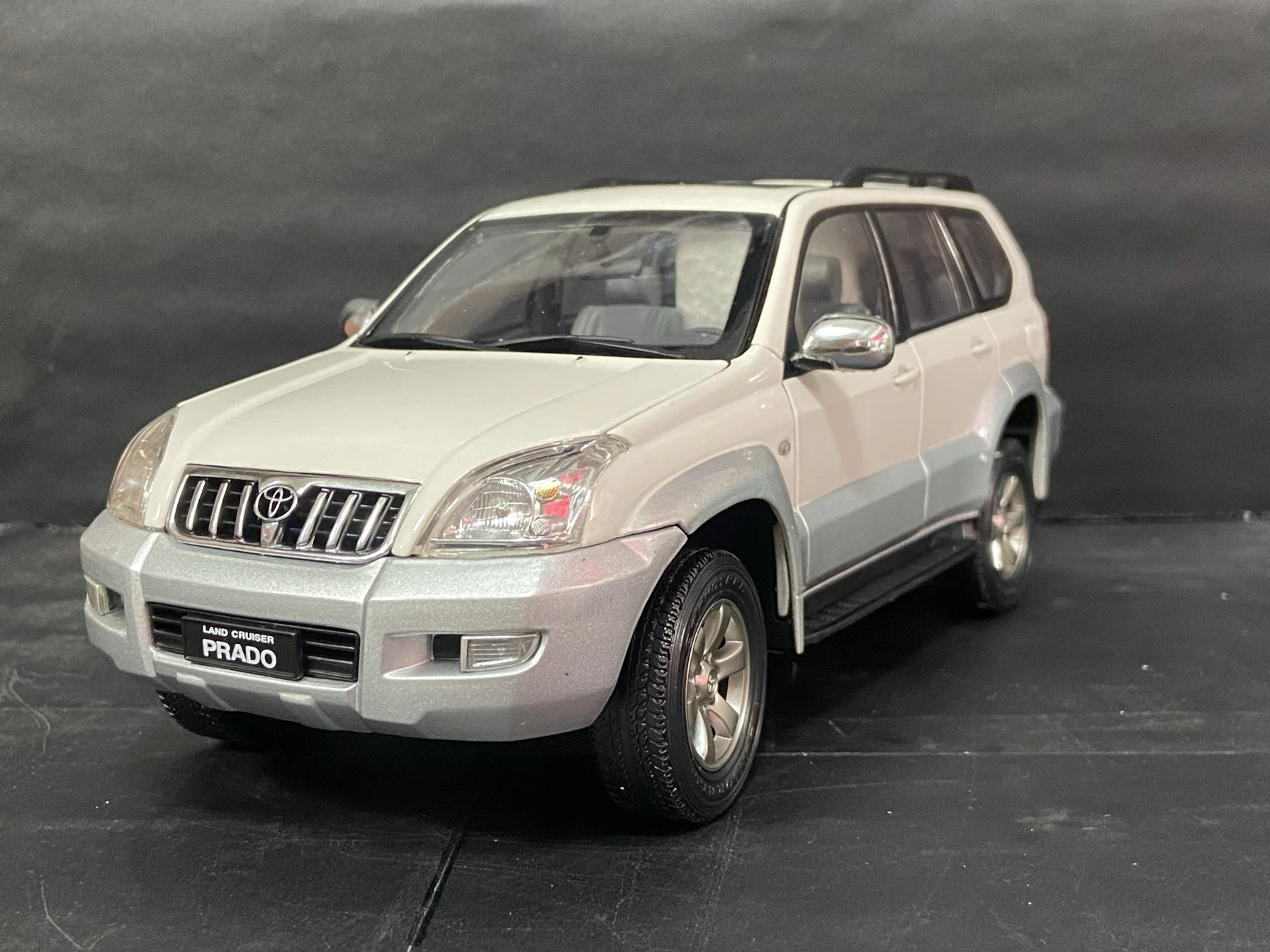 

Diecast 1:18 Scale Toyota Prado 2008 White Alloy Car Model Collectible Toy Gift Souvenir Display Ornament