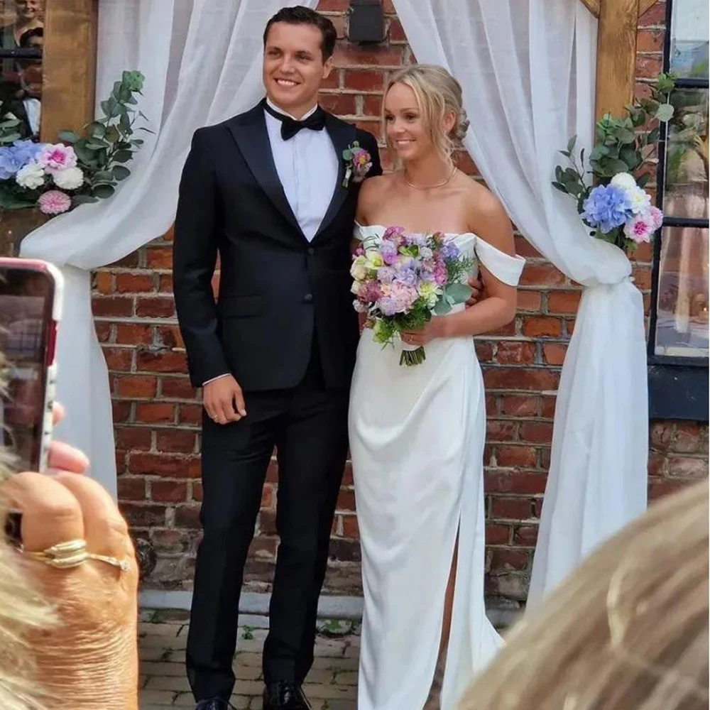 優雅なオフショルダーのドレープウェディングドレス サイドスプリット カントリーブライドガウン ホワイトサテンコルセット ベスティドス・デ・ノビア