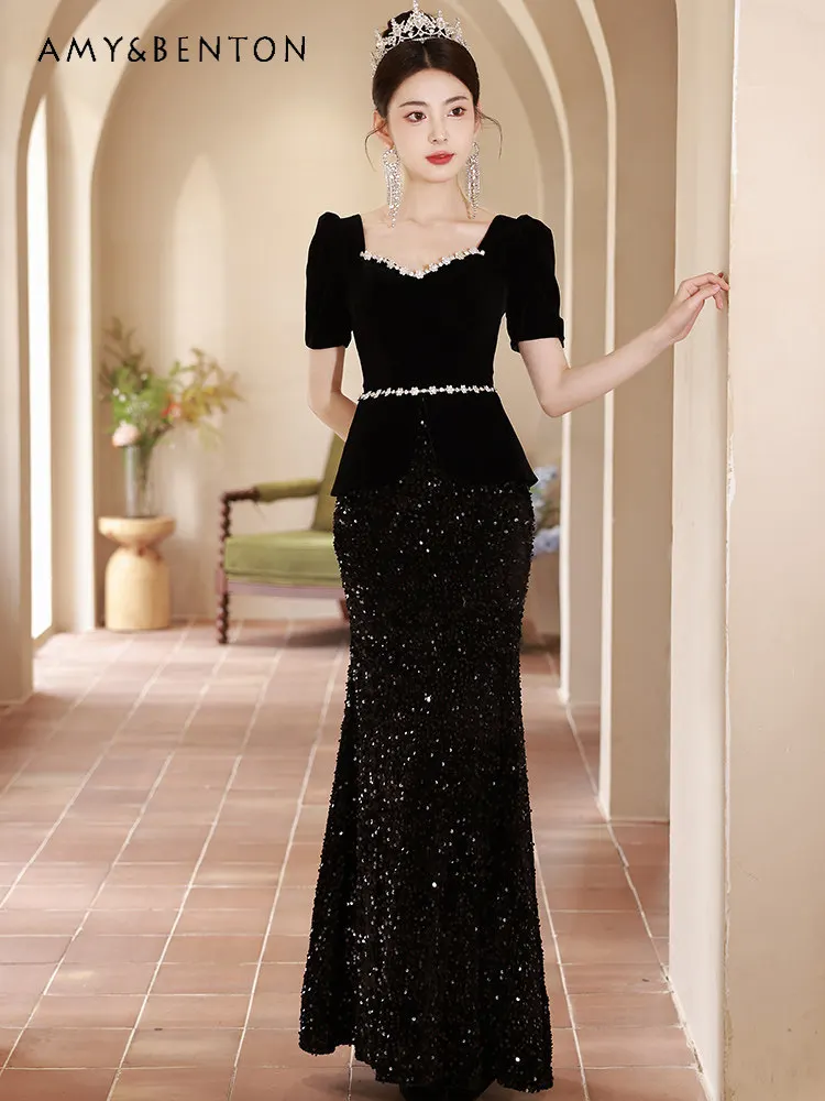 Krótka sukienka z cekinami, dekoltem w serek, dopasowana, czarna, zdobiona łańcuszkami, z trenem typu rybi ogon, idealna na urodziny, bankiety, uroczystości z okazji ukończenia 18 lat, długa sukienka.