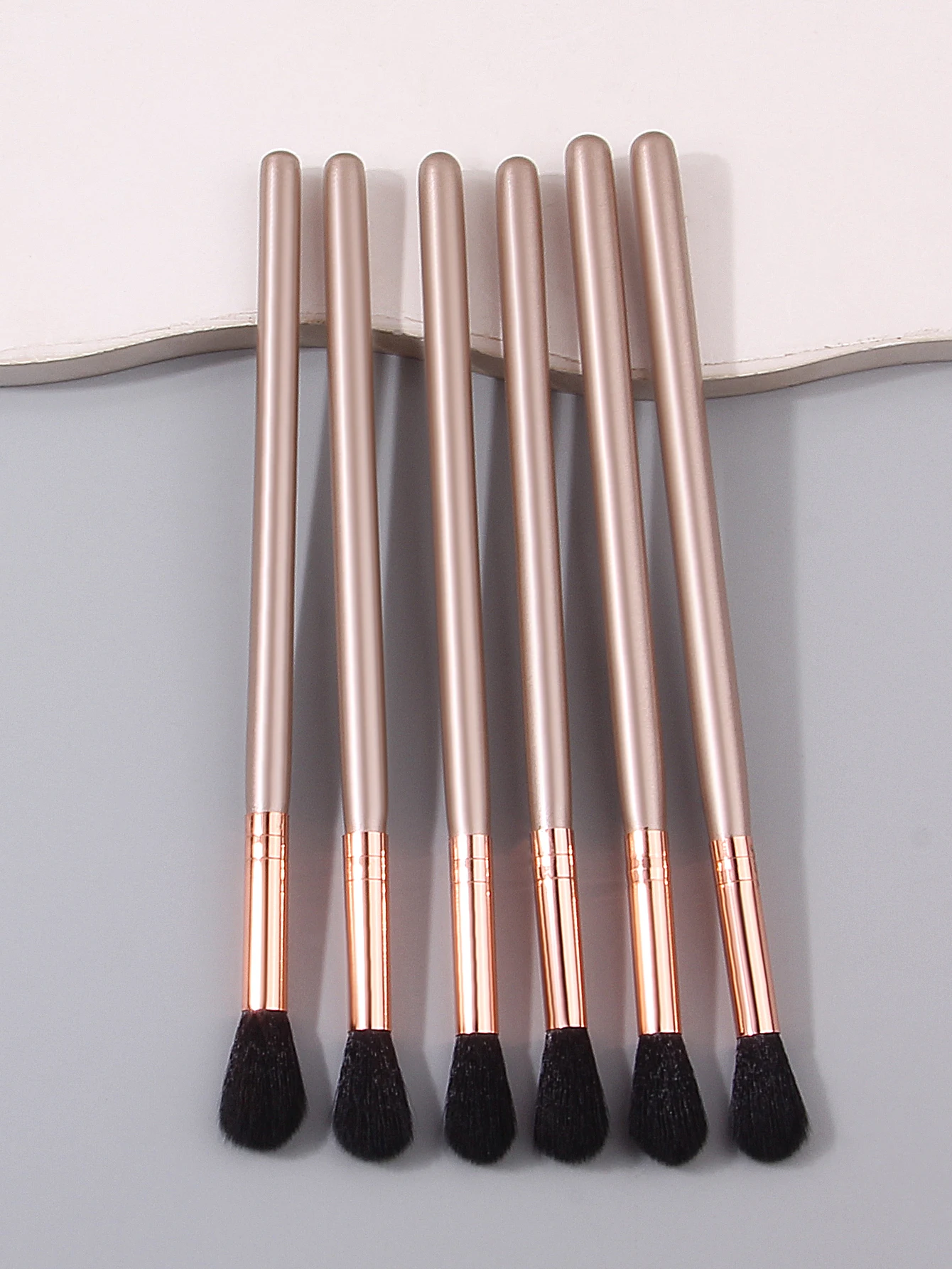 6PCS Champagne-colored makeup brush set:Flame Highlight Brush,Eyeshadow Brush,Nose Shadow Brush,Soft Bristle Facial makeup tools