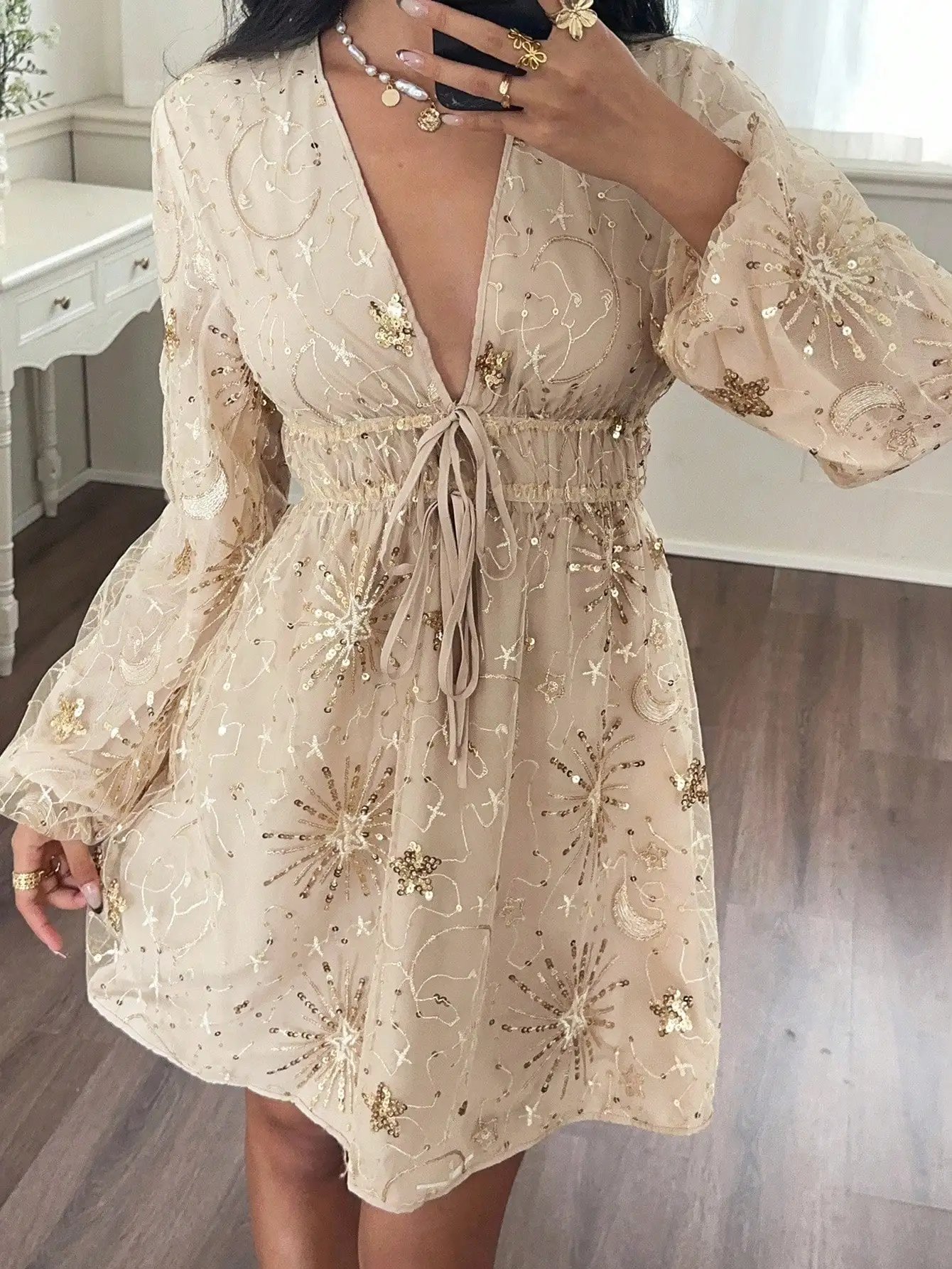 

Шикарное бежевое мини-платье с V-образным вырезом, вышивкой пайетками и рукавами-фонариками