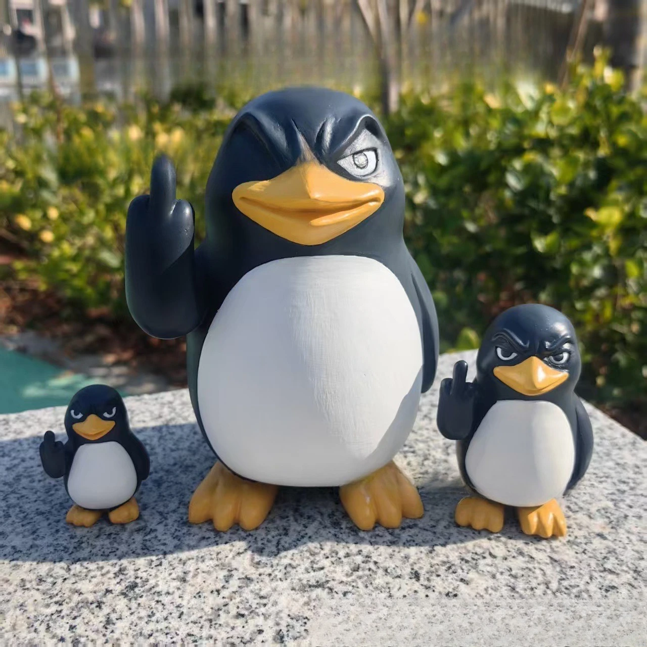 Funny Middle Finger Penguin Resin Statue Novelty Desktop Tabletop Ornament Creative Home Decoration Humorous Art Craft Gift