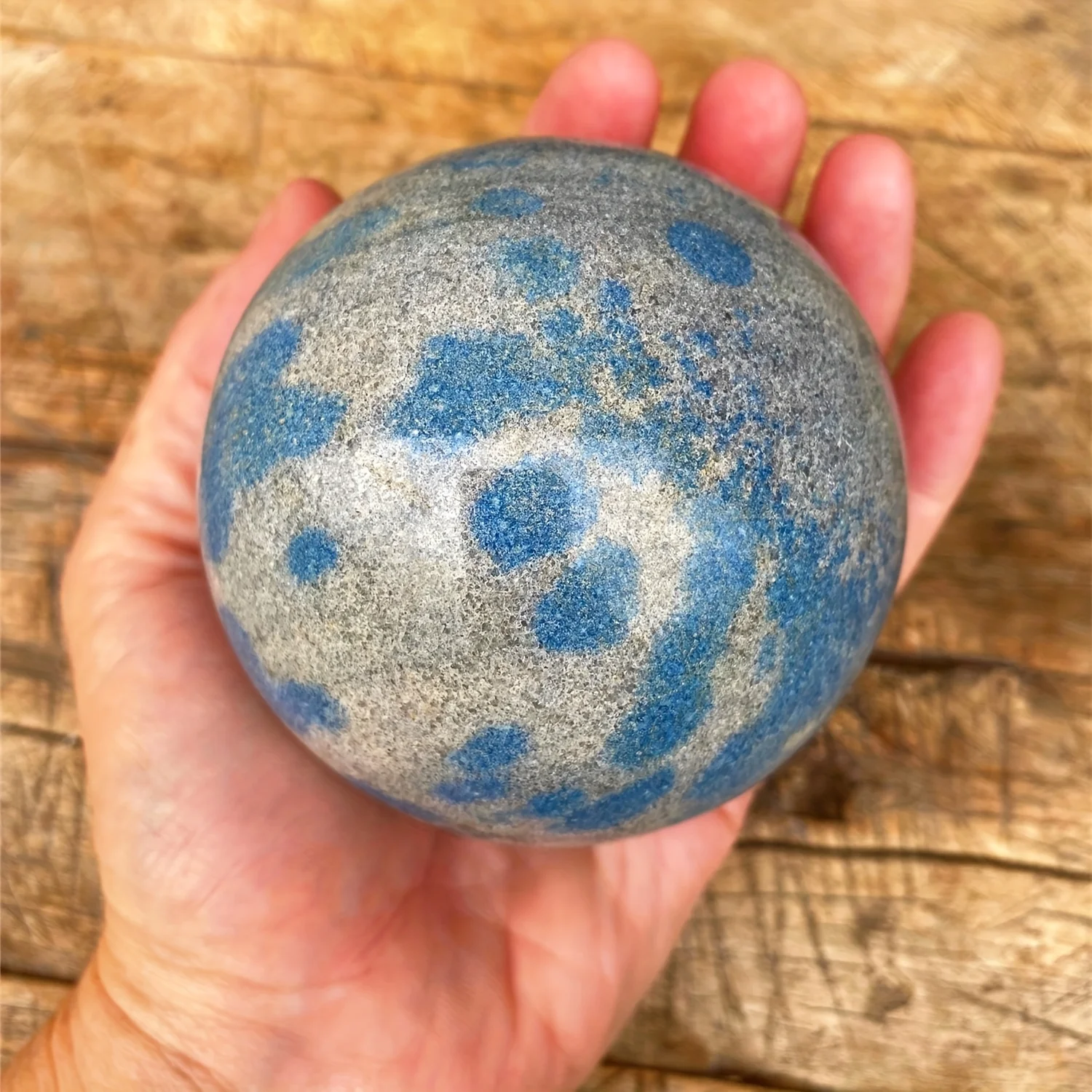 Una Esfera de Cuarzo Pulido con Espinela Azul, una Bola de Cristal de Piedra K2 Única, Decoración para el Hogar con Piedra Natural Azul