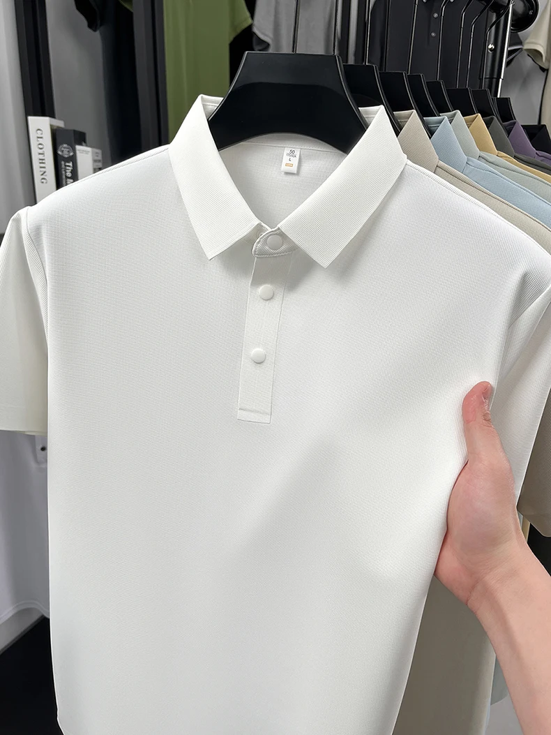 Hochwertiges Eisseide-Kurzarm-Poloshirt für Herren, klassisches einfarbiges, atmungsaktives Business-Casual-T-Shirt, neues Luxus-Oberteil für den Sommer. – Detail 10