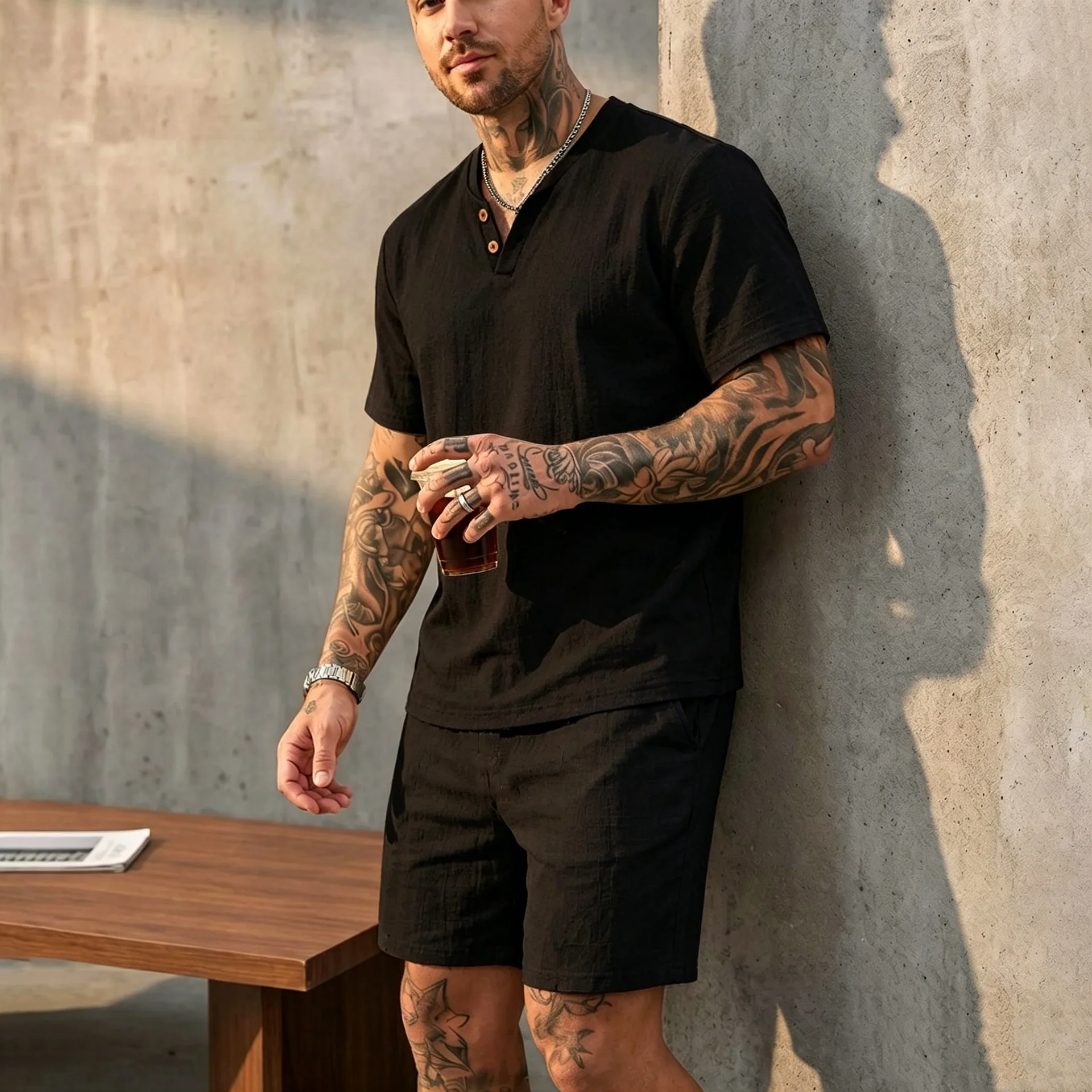 2026 Sommer Europäisch-Amerikanisches Herren-Leinen-Henley-Polo-Zweiteiler-Set: Lockeres Kurzarm-T-Shirt mit passenden Shorts – Atmungsaktives Urlaubsoutfit – Detail 24