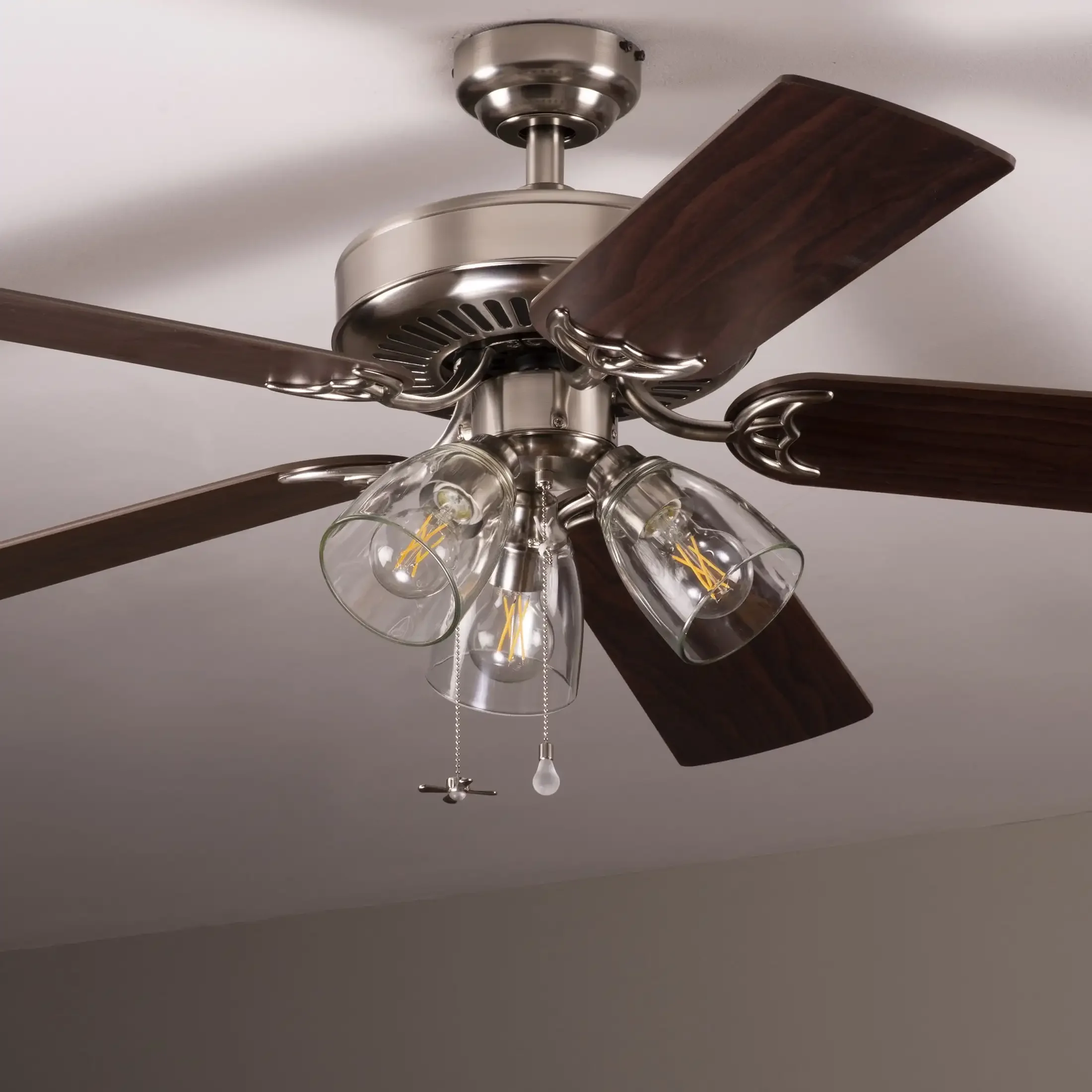 Ventilatore da soffitto a catena in nichel satinato da 7 "con lampadina