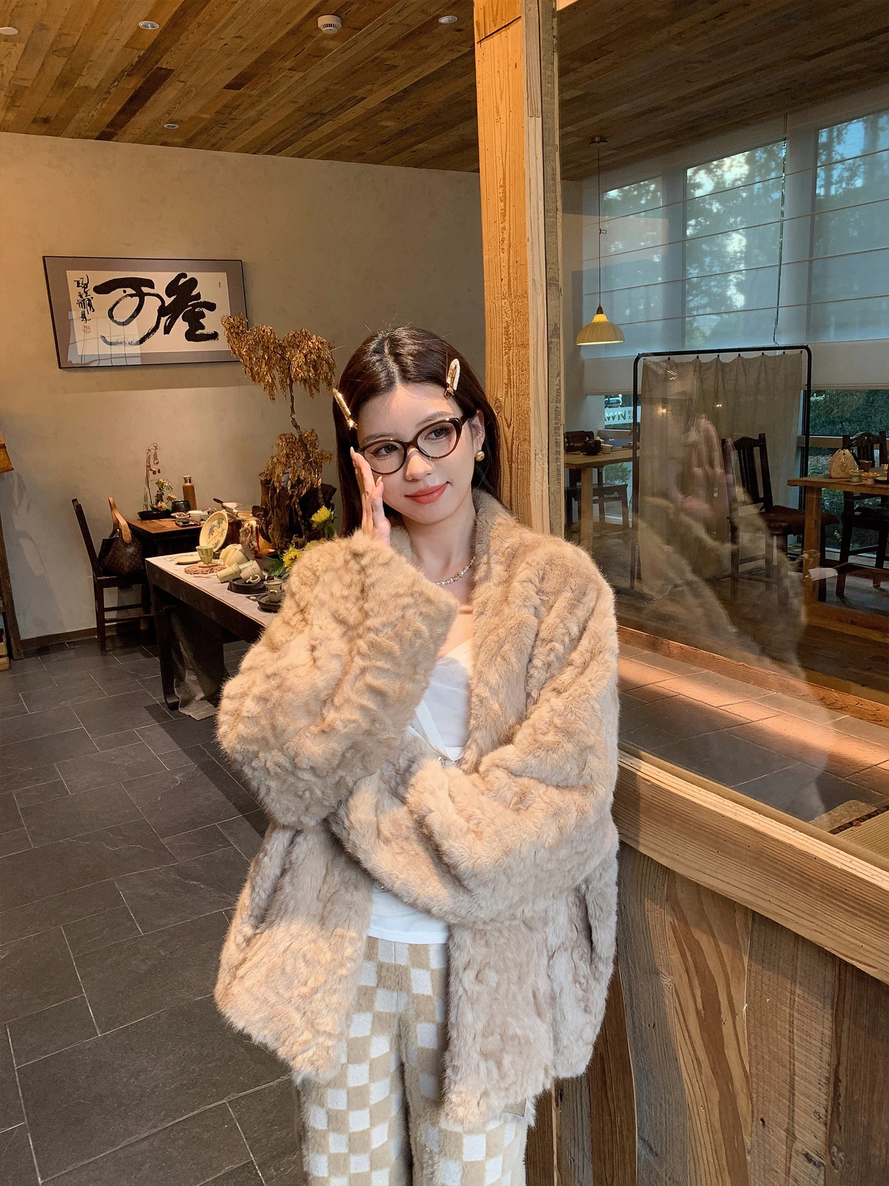 

Женское модное меховое пальто Sam Seoi с интегрированными элементами из кожи и меха, создающее ощущение комфорта, экологичное, с длинными рукавами.