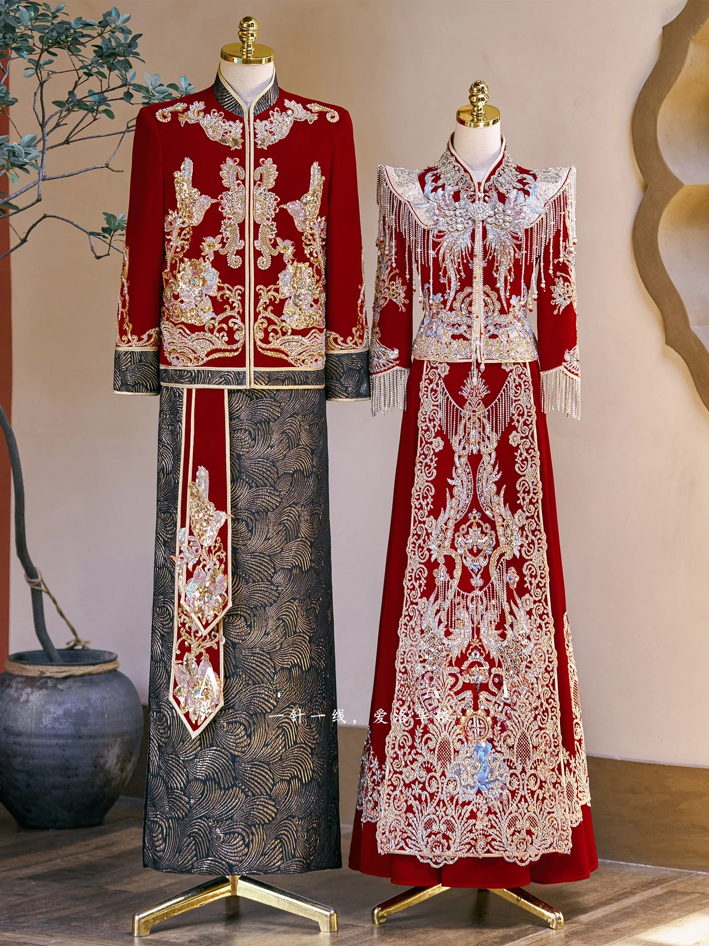 

New Chinese Sle Wedding Dr Couple Matching Red Bride Gown Long Sve Stand Collar Polyester Fiber Wedding Ceremony Dr