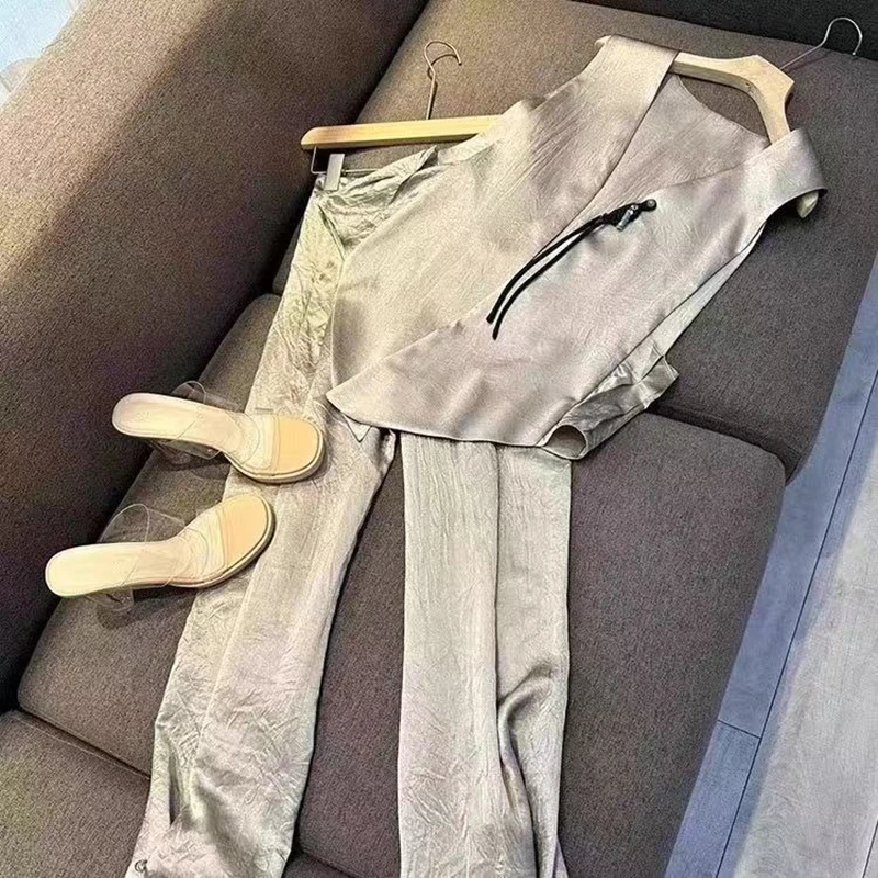 

Роскошный креповый атласный комплект, летний женский повседневный однотонный комплект из 2 предметов, дизайнерские брюки на пуговицах, винтажный жилет с кисточками, топ высокого класса