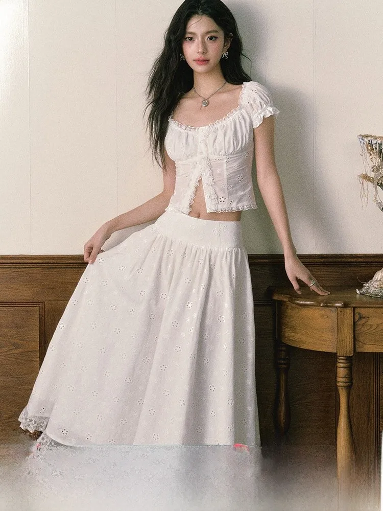 

Комплект из двух предметов P STUDIO: топ с квадратным вырезом, вышивкой и оборками, а также юбка с оборками, оригинальный дизайн, хлопковая смесь, белый цвет.