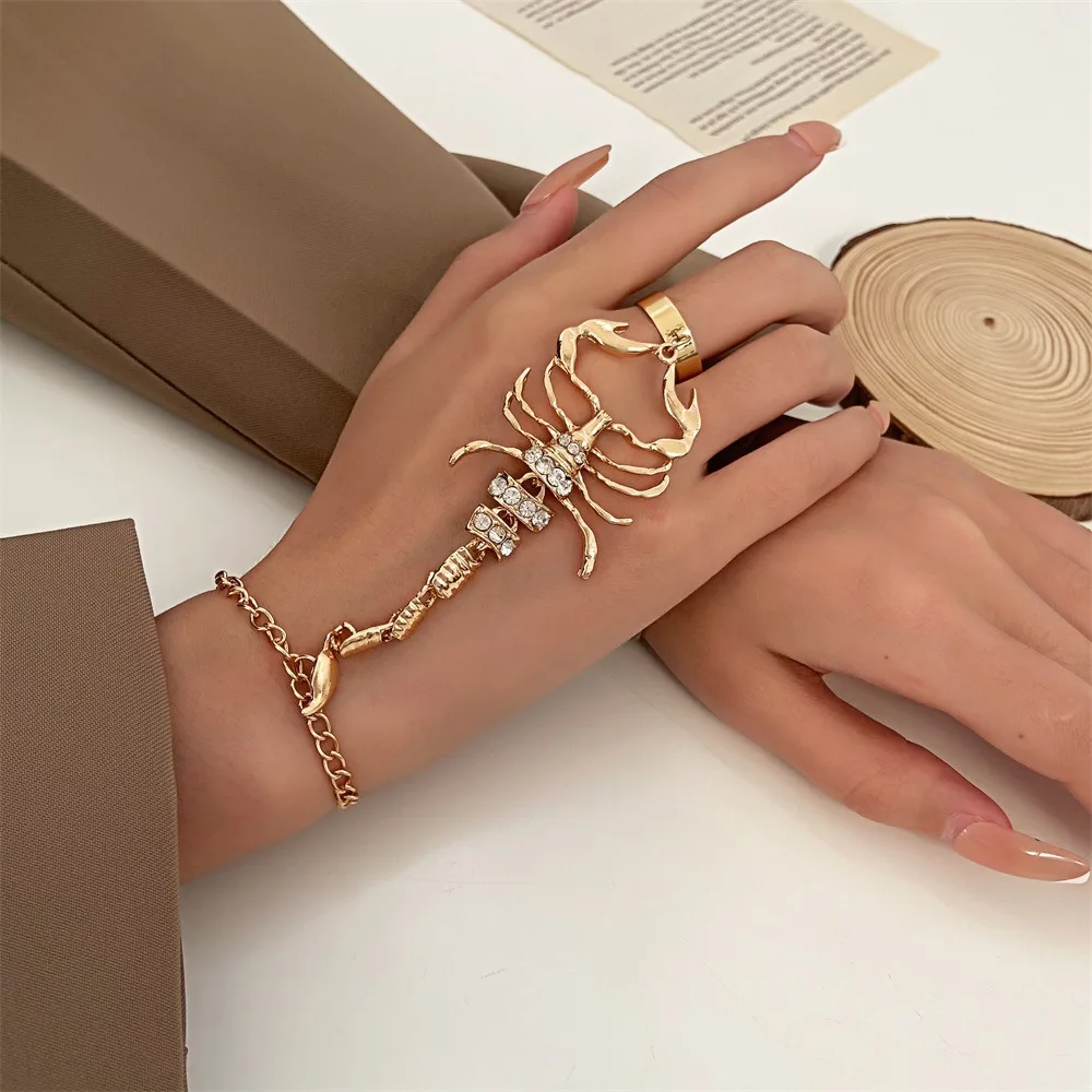 Fashion Cruthu punk Scorpion fringe chain bracelet Women's ring connecting finger bracelet Women's hand jewelry