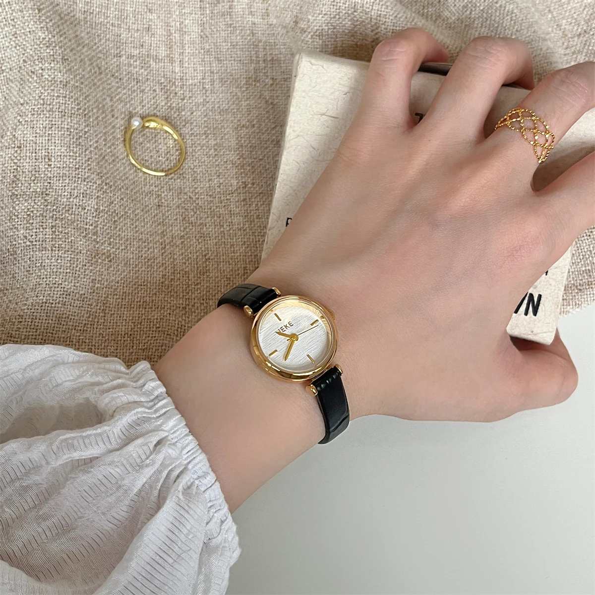 French Luxury Round Watch For Women, Student Style, Simple And Elegant, Petite And Versatile, Leather Strap Quartz Wristwatch