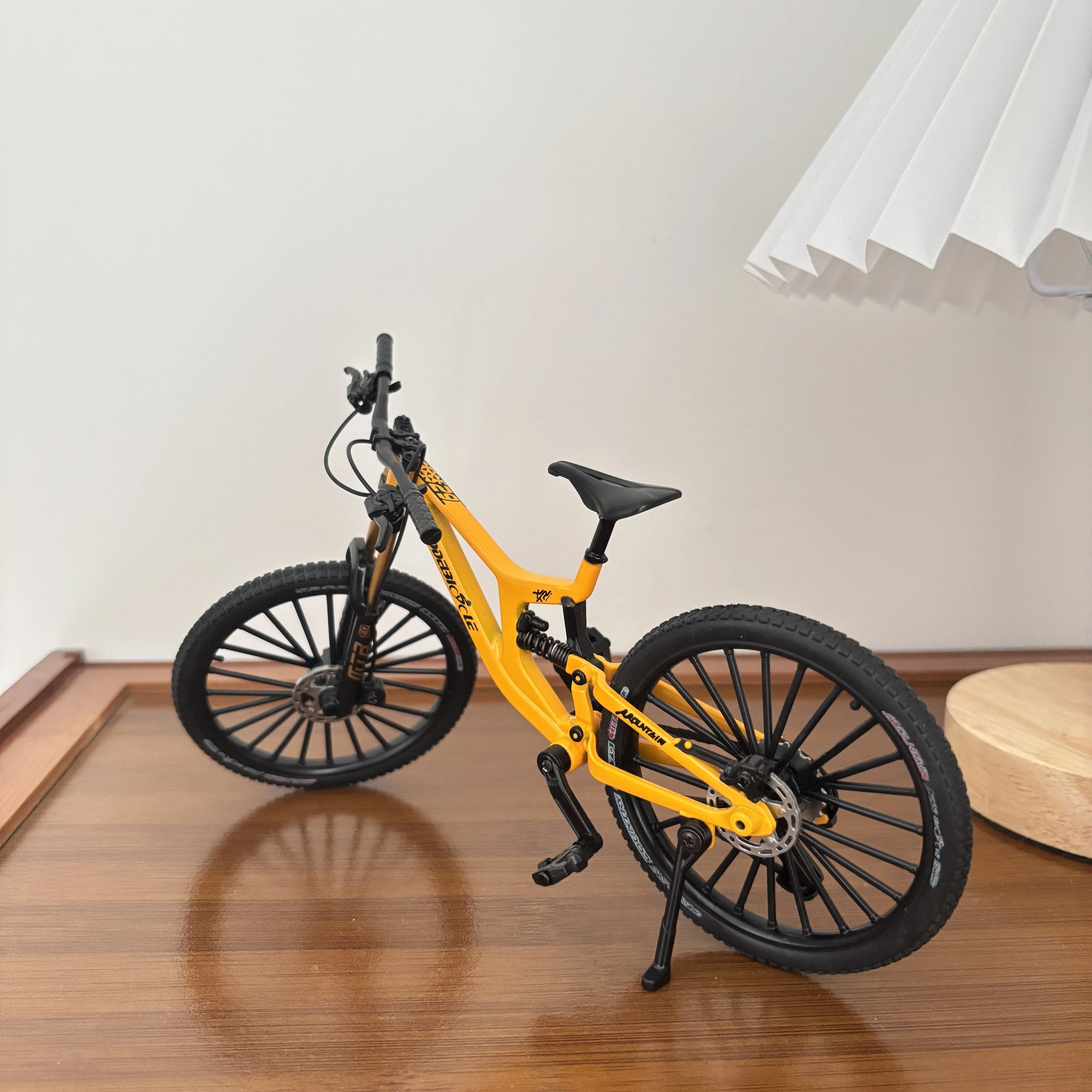 1: 8 New Simulation Metal Bicycle Alloy Die Casting Mini Finger Mountain Bike Collection Gift Toys 14+