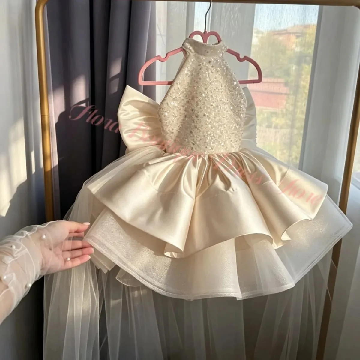Großhandel Blumenmädchenkleid Lila Neckholder Perlen Pailletten Satin Ballkleid Kinder Geburtstag Festzug Party Blumenmädchenkleid Maßanfertigung – Detail 5