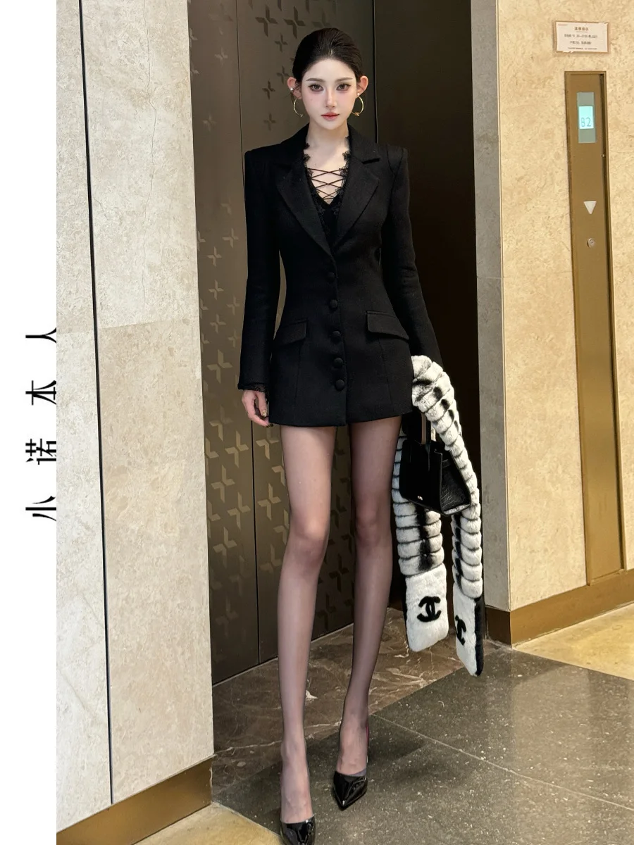 

Комплект из двух предметов: удлиненный жакет и шорты с высокой талией. Модный зимний наряд из полиэстера. Гарантия тепла.